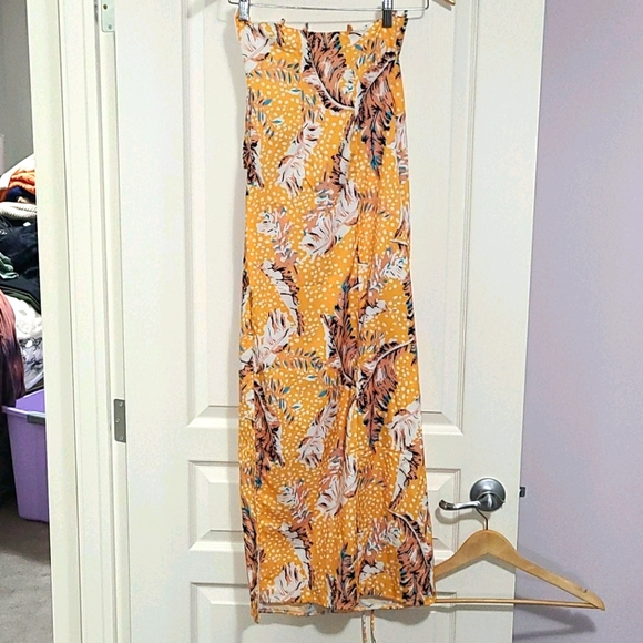 A sleek summer dress - Picture 2 of 3